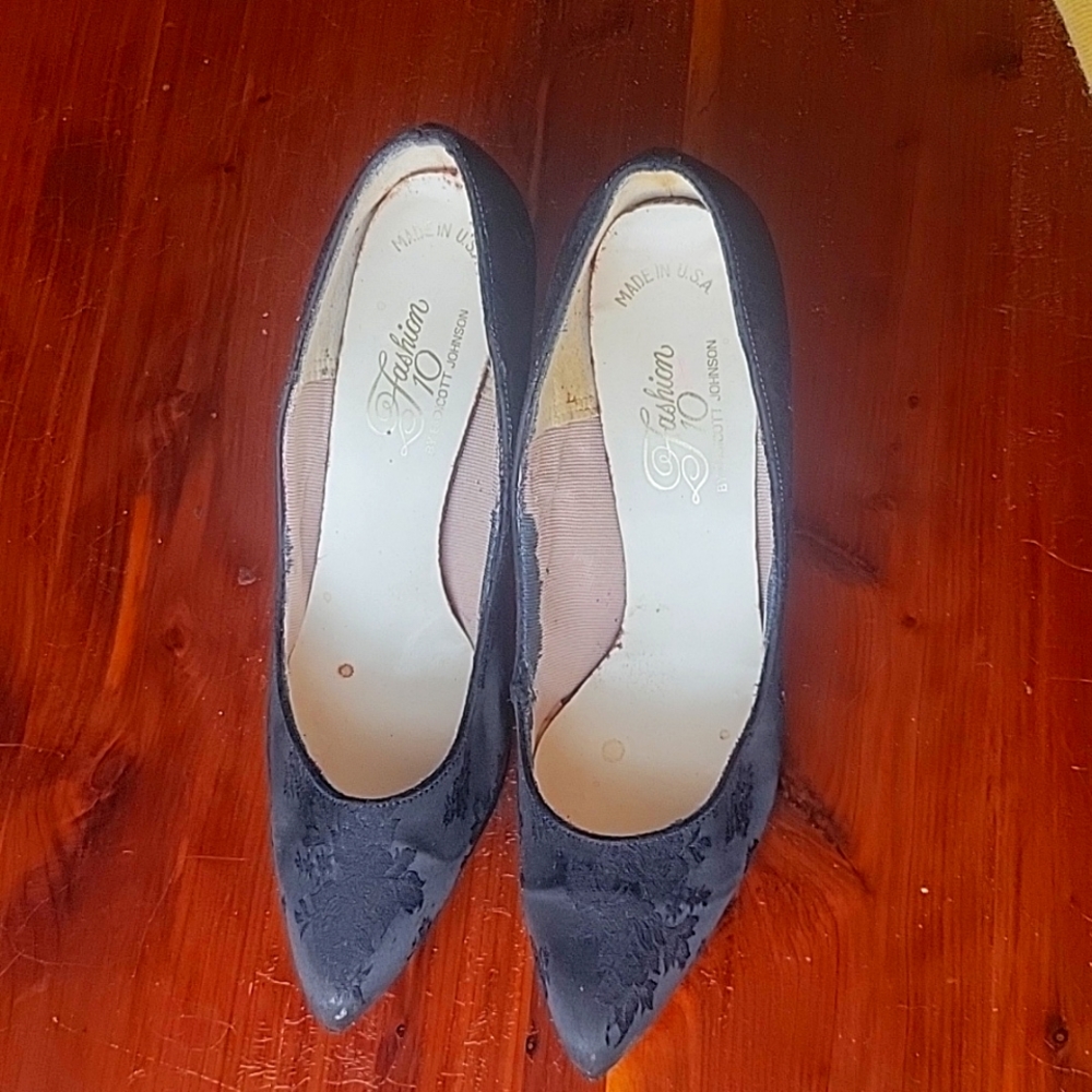 Vintage 90s pointy toed heels size 8.5